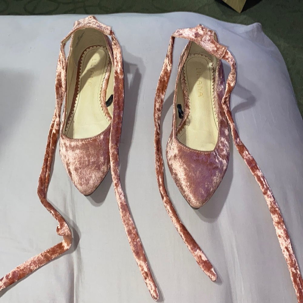 Super cute tie flats